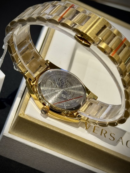 
Versace範思哲石英手錶，VERSACE MILLENYIUM  LADY系列，採用希臘回紋元素錶盤，12時位飾有美杜莎頭像展現範思哲經典圖案魅力，錶鏈印刻希臘回紋搭配雙按蝴蝶扣設計，兼具時尚與舒適，錶盤男款40mm 女款32mm 30米生活防水，進口石英機芯

立即搶購👉