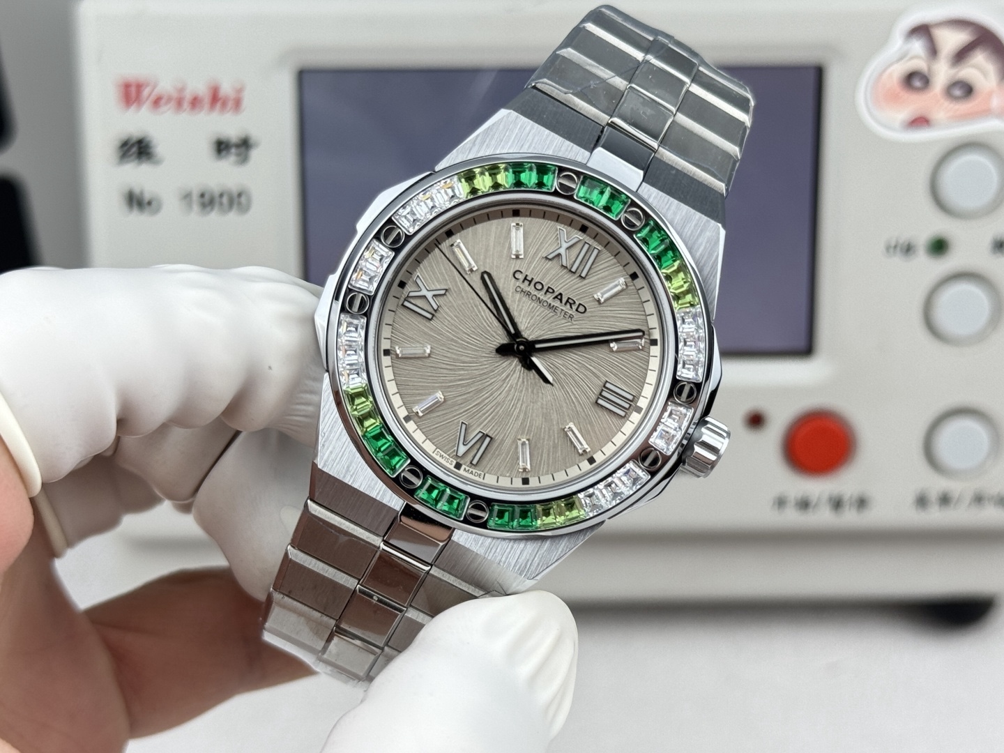 GH—Factory 獨家力作👍
蕭邦AlpineEagle雪山傲翼系列
🌈彩T鑽🌟變色龍🦎滿天星✨限量款及隱藏款首推
如炬目光，比擬暗夜星芒⛰️於山川湖海間🌊洞見紳士願景與磅礡未來👔
尺寸：原裝一致41mmX9.7mm
機芯：9015改Chopard 01.01-c
錶鏈：獨家原版開模金磚型鏈節一體式錶鏈
岩石紋錶盤，鍍銠羅馬數字，時針及分針時標均覆以Super-LumiNova® X1級螢光塗層
致獻當代“雄鷹”，志存高遠之人在日常生活中超邁群倫，其視野啓迪人心、昇華情志。憑借遠見和決心，