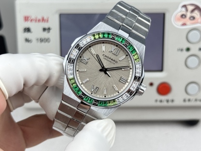 GH—Factory 獨家力作👍
蕭邦AlpineEagle雪山傲翼系列
🌈彩T鑽🌟變色龍🦎滿天星✨限量款及隱藏款首推
如炬目光，比擬暗夜星芒⛰️於山川湖海間🌊洞見紳士願景與磅礡未來👔
尺寸：原裝一致41mmX9.7mm
機芯：9015改Chopard 01.01-c
錶鏈：獨家原版開模金磚型鏈節一體式錶鏈
岩石紋錶盤，鍍銠羅馬數字，時針及分針時標均覆以Super-LumiNova® X1級螢光塗層
致獻當代“雄鷹”，志存高遠之人在日常生活中超邁群倫，其視野啓迪人心、昇華情志。憑借遠見和決心，