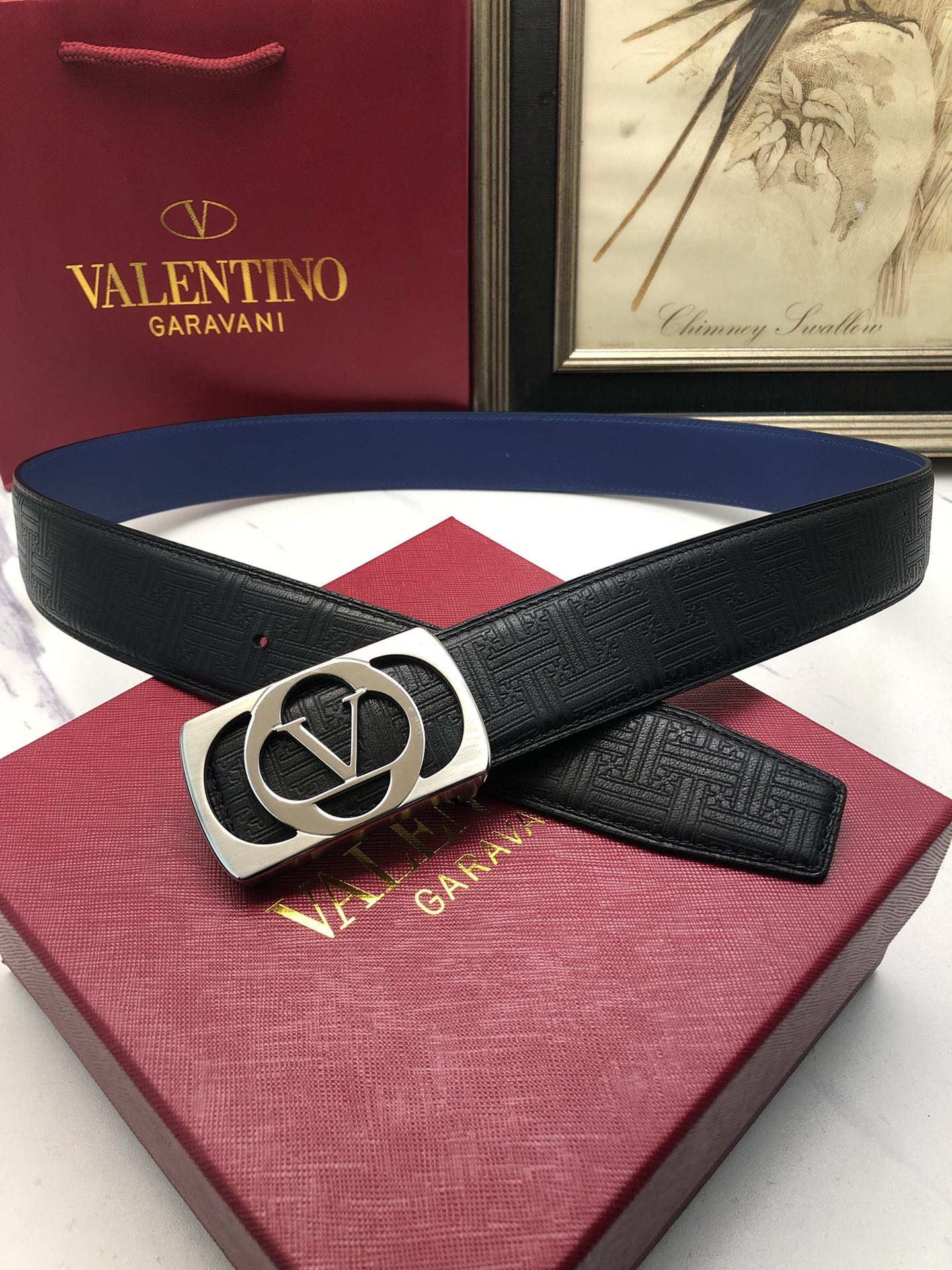 華倫天奴：原單頭層小牛皮燙印花紋，內襯頭層牛皮底，營造織紋外觀。飾以標誌原單扣。專櫃寬度4.0