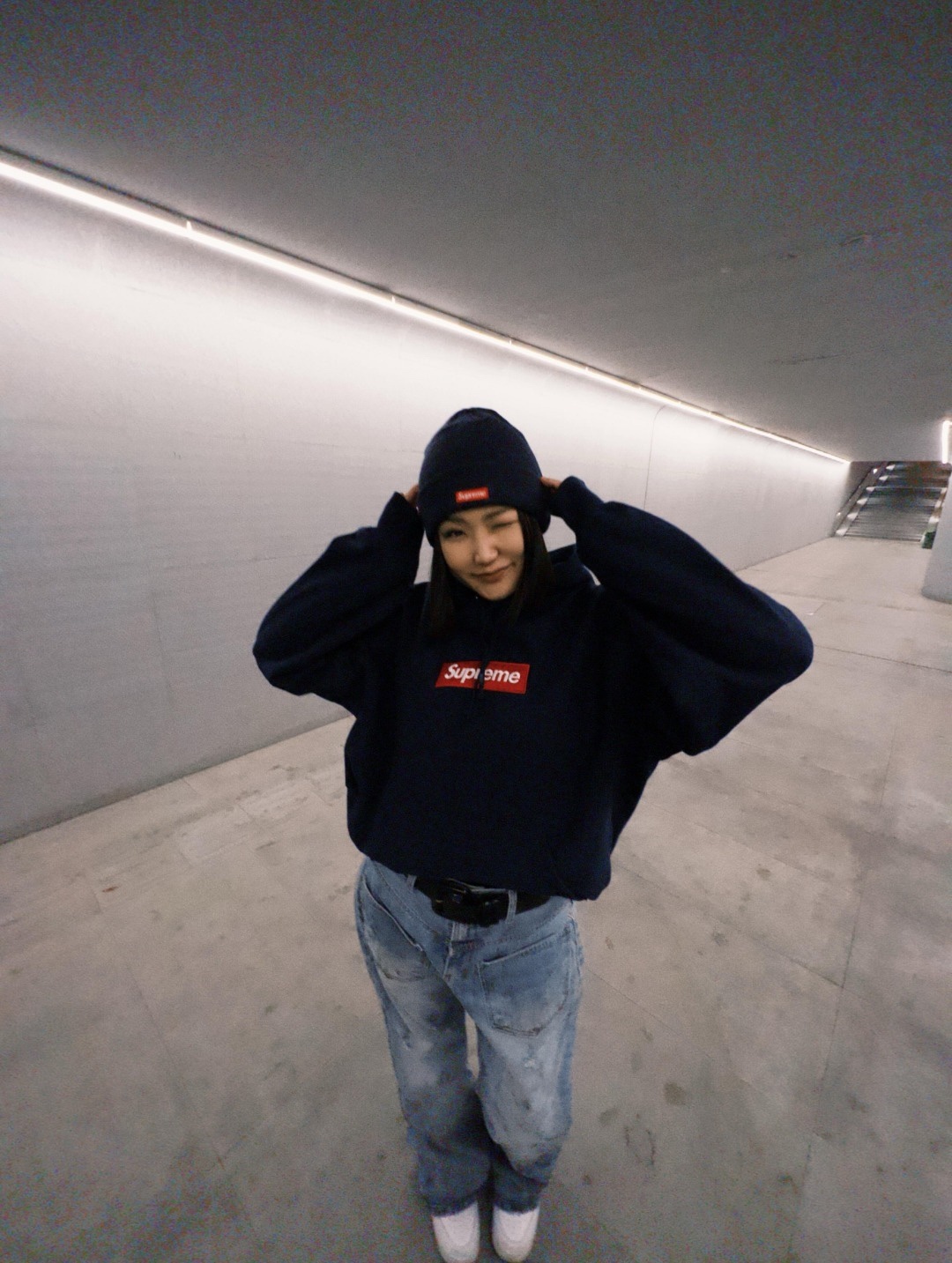 Supreme FW24 WEEK17 Box Logo Hooded Sweatshirt 胸前徽標刺繡logo口袋連帽衛衣帽衫
面料460克 高克重 面布質感強 韌性好 衣服收針處都有打套結（起到加固 久穿不變形 市面普通版本是沒有的哦） 歡迎對比 品質保證
F 尺碼：S M L XL