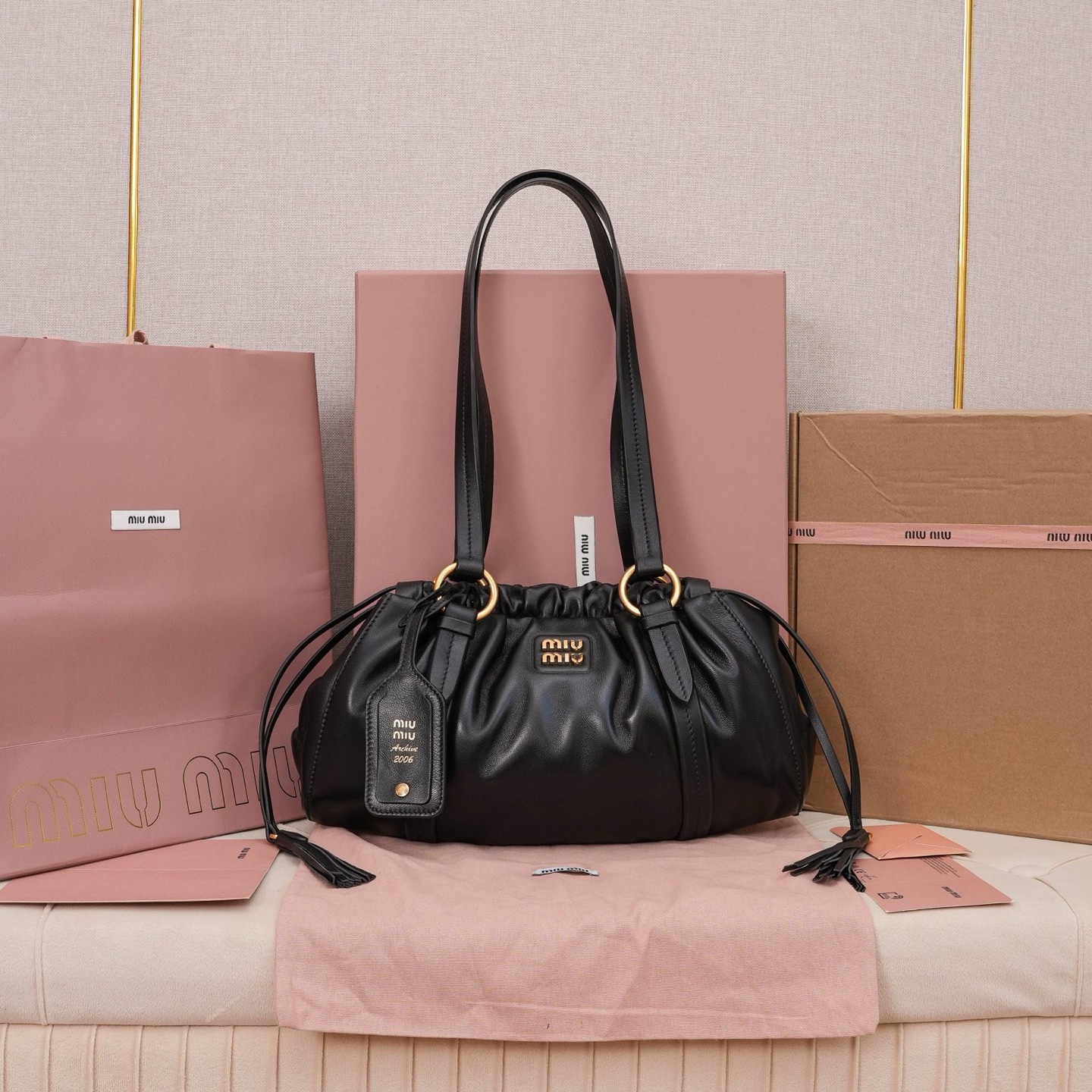 MIU中古腋下饺子包，全新植柔羊皮满满复古怀旧风情，搭配钢质做旧金属五金配件，质感高级典雅，袋口采用抽绳束口设计，细密的皱褶花边立体而俏皮，高级又不失慵懒随性，内搭全新条纹帆布里，配一个拉链隔层，独特的设计谁用谁好看