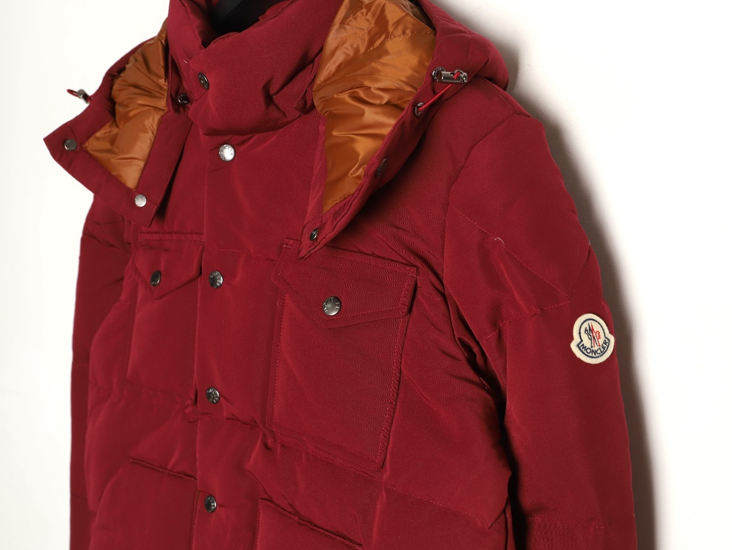 Moncler/蒙口 Gamme Rouge雙口袋連帽羽絨服
Moncler Gamme Rouge男士羽絨服，酒紅色超
有質感，尼龍面料防潑水，90絨填充保暖力滿分
。連帽設計＋金屬按扣，細節控必入！兩個翻蓋
口袋超實用，寬松版型，隨便搭配都很時髦，冬季
出街或戶外都很適合～
A Size:1-5