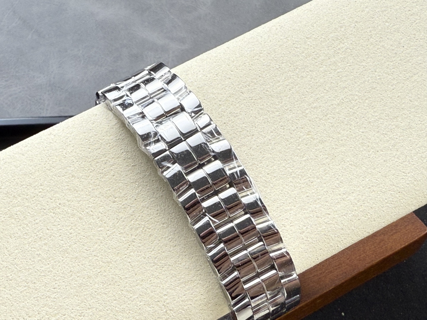 YF-新品🆕 滿鑽 快樂鑽36mm
2025最新款滿天星   原裝搭配美洲鰐魚錶帶 搭配2892機芯 蕭邦（HAPPY DIAMONDS）作為蕭邦最暢銷的系列一直以細膩的手法詮釋蕭邦標誌性靈動鑽石的概念，此系列作品柔美而時尚，都說男戴萬國女戴蕭邦 有金（進）有鑽（賺）寓意也很好。錶盤內的鑽石滾珠可自由滑行轉動，時來運轉 財運滾滾，讓每一位女性都以最迷人的造型驚艷世人。 這次給大家帶來的蕭邦快樂鑽系列 這次給大家帶來的蕭邦快樂鑽系列 是肖邦旗下最具代表性的腕表 最有特色的夾層玻璃的7顆，7顆鑽石產生自旋