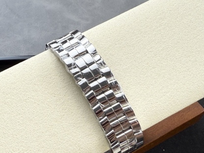 YF-新品🆕 滿鑽 快樂鑽36mm
2025最新款滿天星   原裝搭配美洲鰐魚錶帶 搭配2892機芯 蕭邦（HAPPY DIAMONDS）作為蕭邦最暢銷的系列一直以細膩的手法詮釋蕭邦標誌性靈動鑽石的概念，此系列作品柔美而時尚，都說男戴萬國女戴蕭邦 有金（進）有鑽（賺）寓意也很好。錶盤內的鑽石滾珠可自由滑行轉動，時來運轉 財運滾滾，讓每一位女性都以最迷人的造型驚艷世人。 這次給大家帶來的蕭邦快樂鑽系列 這次給大家帶來的蕭邦快樂鑽系列 是肖邦旗下最具代表性的腕表 最有特色的夾層玻璃的7顆，7顆鑽石產生自旋