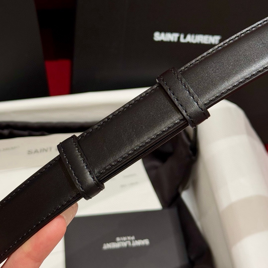 YSL頂級版復刻新寵腰帶
經典百搭款 搭配牛仔褲或者裙子都很好看 長短可調節 25mm寬 雙面進口小牛皮 精緻的真空鍍鈀搭扣飾有琺瑯字體效果