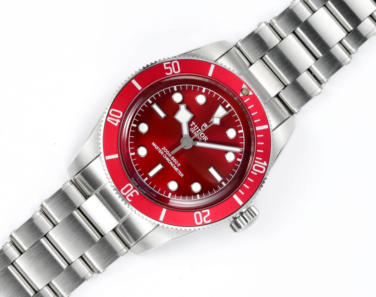 廠帝舵 TUDOR   碧灣系列對於帝舵來說，無疑是一個龐大的產品線，在今年推出了一隻全新的單色碧灣，以絕對的實力被認為是勞力士無歷黑水鬼的平替！今年推出的這只全新單色碧灣，也迎來了碧灣第三次制表科技和煥新美學風格上的革新。
1.新款碧灣迎來新的改革，升級夜光珠，而正品同步凹入式，搭配的是圓拱形藍寶石表鏡，更顯復古感📸 
2.腕表採用不鏽鋼材質打造表殼，經過精細的磨光與磨砂處理，呈現出獨特的質感和光澤度。同勞力士水鬼一樣，表殼採用41毫米尺寸，也是沿襲了“原版”碧灣的直徑，既適合日常佩戴，又能展現出腕