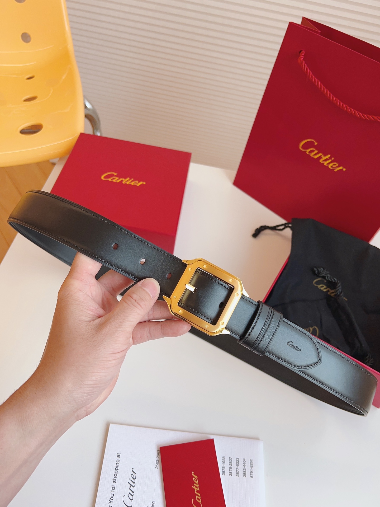 
Cartier（卡地亞）憑借匠心傑作展現與眾不同的美感，融合精湛工藝與經典設計，演繹雋永風格；瀟灑不羈，果敢獨立！此款式易搭配服飾；休閒正裝兩相宜。皮帶寬度：35mm