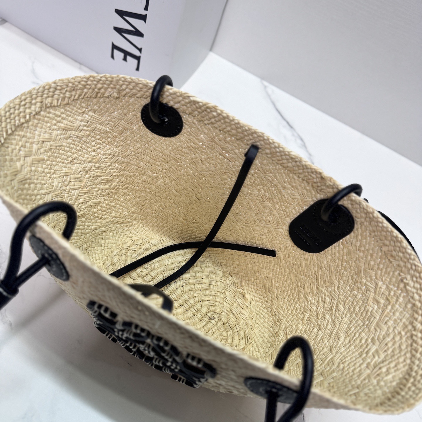 LO℮w℮🆕（高版本）🧺伊拉卡棕櫚纖維和牛皮革 Anagram Basket 手袋*一個傳統的籃子手袋*帶有經典的手工編織包身，管狀牛皮革帶子和頂部提手*以及一塊牛皮革 Anagram 壓紋貼片這個版本採用伊拉卡棕櫚製成，這種棕櫚樹在哥倫比亞種植、收穫並曬乾，然後由公平貿易原則指導的 Corporación Oficio y Arte 組織的女工匠編織。肩背或頂部提手攜帶*牛皮革系帶開合*可以使用個性化掛飾和帶子進行定制*無襯里*由於手工製作，尺寸可能略有不同，使每次購買都獨一無二🧺
