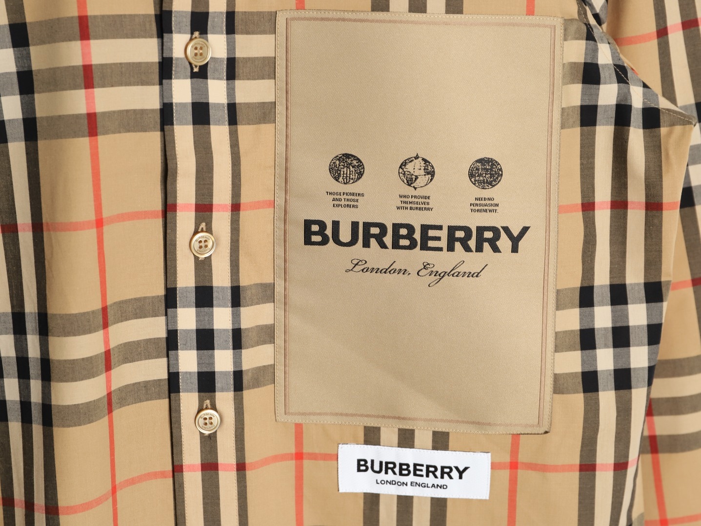 Burberry/巴寶莉 標籤貼布格紋棉質長袖襯衫
第一時間打版。面料為定制俯綢，上身絲滑透氣。紅外線定位裁剪，
定制貝殼頭扣，領子袖口復合硬襯，暴力水洗不會變形。
埋夾包縫工藝，保持版型不變形。國內頂級襯衫代工廠出貨，
前短後長 剪裁大膽突破常規，
完美還原Zp每個細節，商務休閒皆可搭配，人手幾件絕不為過。
裝飾品牌典藏 復古大格紋，BUR粉絲的衣櫥珍藏款式,尤其是對於忠實的BUR粉來說，
此款更是絕對不能錯過的珍寶級別產物！
S Size:S-XL