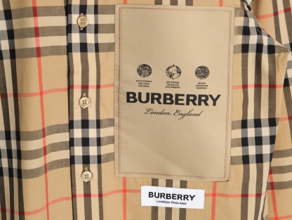 Burberry/巴寶莉 標籤貼布格紋棉質長袖襯衫
第一時間打版。面料為定制俯綢，上身絲滑透氣。紅外線定位裁剪，
定制貝殼頭扣，領子袖口復合硬襯，暴力水洗不會變形。
埋夾包縫工藝，保持版型不變形。國內頂級襯衫代工廠出貨，
前短後長 剪裁大膽突破常規，
完美還原Zp每個細節，商務休閒皆可搭配，人手幾件絕不為過。
裝飾品牌典藏 復古大格紋，BUR粉絲的衣櫥珍藏款式,尤其是對於忠實的BUR粉來說，
此款更是絕對不能錯過的珍寶級別產物！
S Size:S-XL