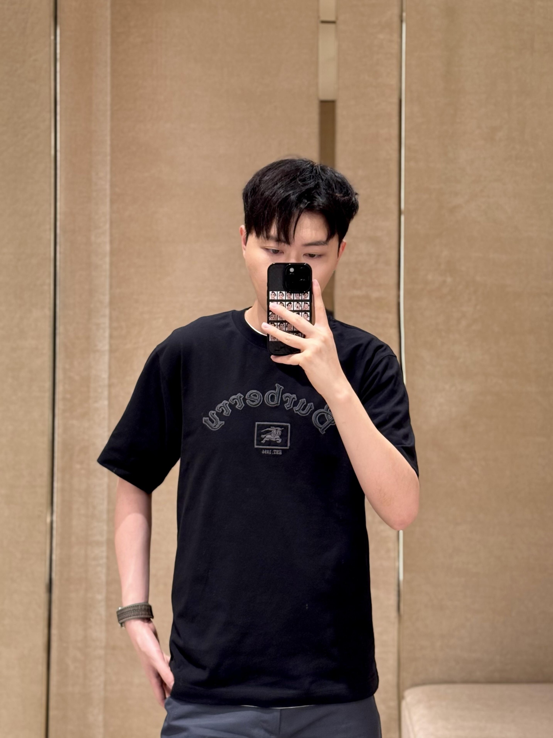 🔝BURBERRY巴寶莉BBR 哥特體刺繡短袖T恤
正品4550購入，100%洗後維斯棉235克，舒彈羅紋285克，進口刺繡，面料酵洗，定制1：1商標，寬松版型
B Size：S-XL