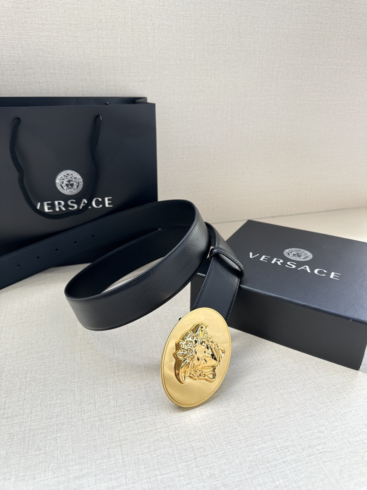 寬度：4.0cm （範思哲） 此款橢圓五金配件、腰帶飾有標誌性的Versace美杜莎頭像扣，彰顯品牌格調。是一款精美的衣櫥必備單品。