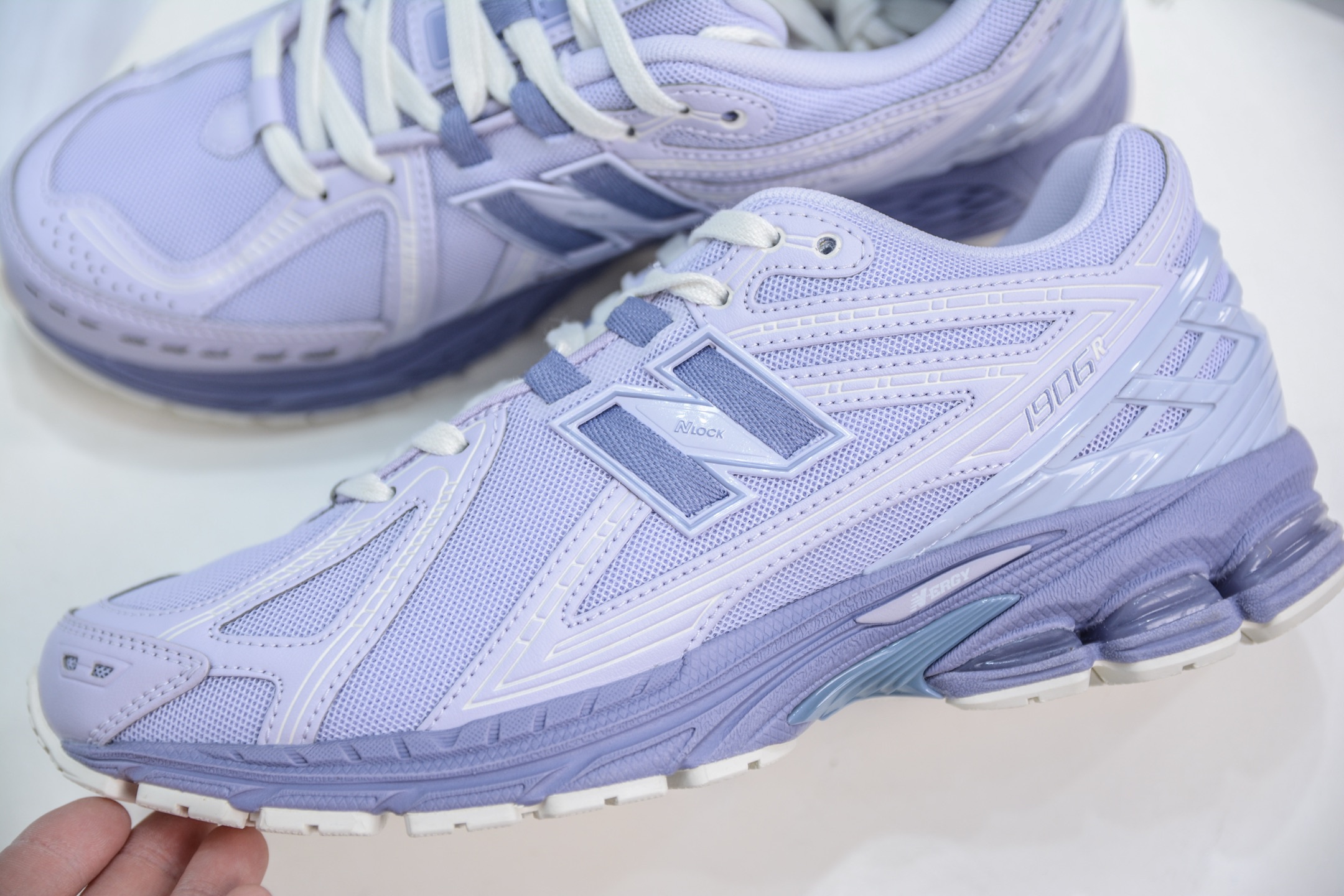 New Balance M1906R系列 
貨號：M1906RZV
尺碼：36 37 37.5 38 38.5 39.5 40 40.5 41.5 42 42.5 43 44 45 46.5