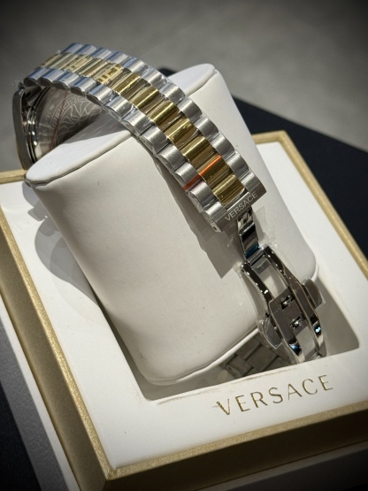 
Versace範思哲石英手錶，VERSACE MILLENYIUM  LADY系列，採用希臘回紋元素錶盤，12時位飾有美杜莎頭像展現範思哲經典圖案魅力，錶鏈印刻希臘回紋搭配雙按蝴蝶扣設計，兼具時尚與舒適，錶盤男款40mm 女款32mm 30米生活防水，進口石英機芯

立即搶購👉