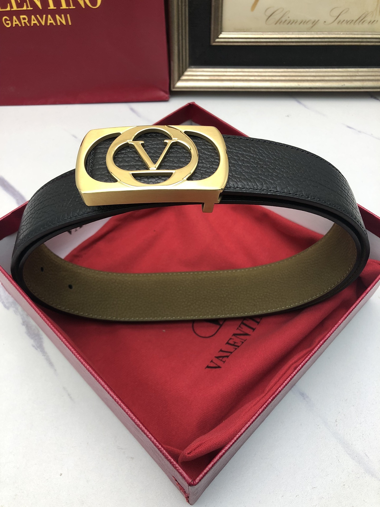 華倫天奴：原單頭層小牛皮壓花紋，內襯頭層鹿皮底，營造織紋外觀。飾以標誌原單扣。專櫃寬度4.0