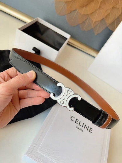 CÉLINE  凱旋門家新款ALIX 中號25毫米雙面腰帶
這款採用牛皮革，滴膠飾面，可拆卸橢圓形搭扣，雙面腰帶，TRIOMPHE雙面飾釘.
寬度：2.5cm