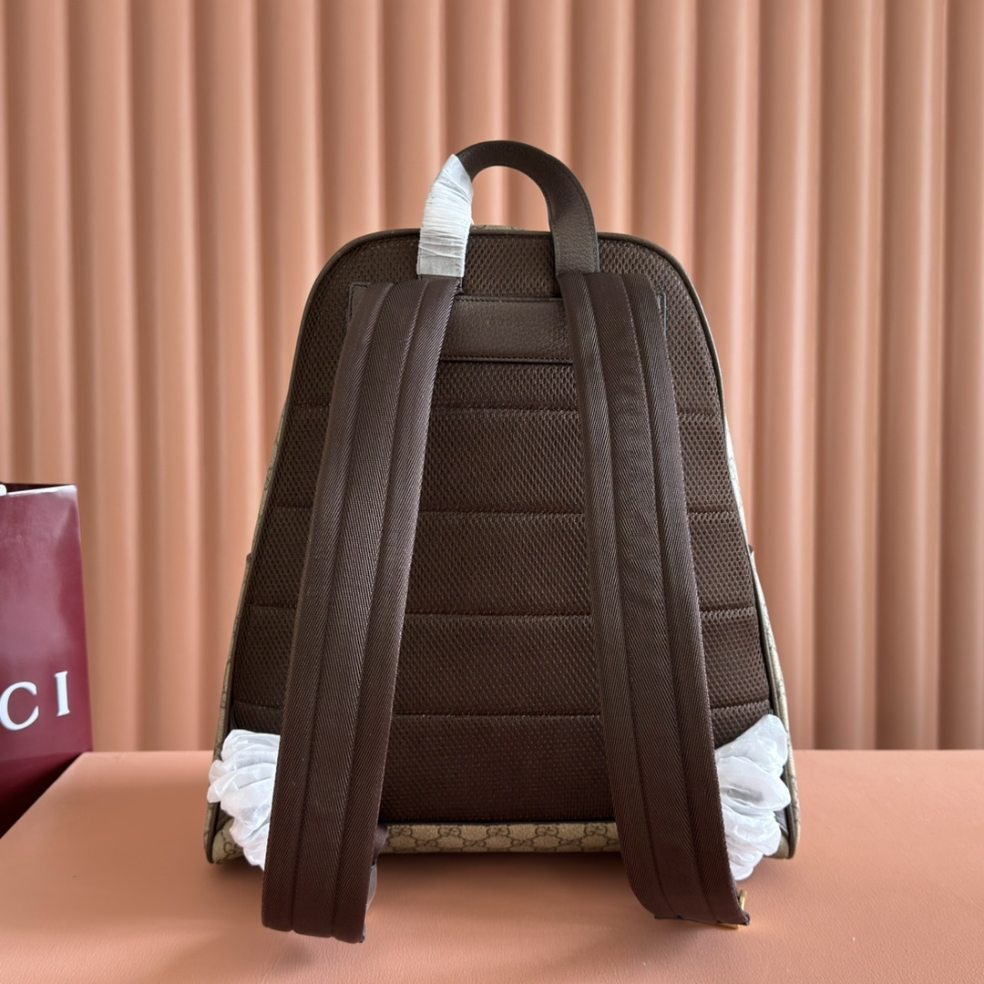 💋💋💋《配全套原廠專櫃包裝》【新品】Ophidia系列匠心選用白色配色，搭配經典廓形與新增功能性設計，甄選觸感柔軟的織物打造。這款背包以柔軟GG Supreme材質打造，匠心綴飾雙G標識和紅綠織帶細節。
