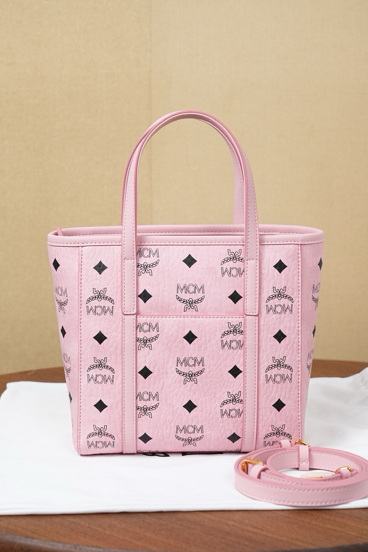 𝗠𝗖𝗠 𝗧𝗼𝗻𝗶 𝗩𝗶𝘀𝗲𝘁𝗼𝘀 𝗠𝗶𝗻𝗶
🆕桃花粉購物袋菜籃子

·Cp獨家®️桃花粉老花滿印
🉑️單肩🉑️斜挎 官網同步在售新版！
超級經典的菜籃子！搭配、日常、功能性、性價比都是決絕子！非常好的一款包。傳承經典設計 多種背法選擇 簡單大氣 實用性非常高。

型號：MWPFSMT06PZ
尺寸：19*9.5*18.5cm
肩帶：98-114cm/可拆卸
把手：垂長10cm
顏色：桃花粉