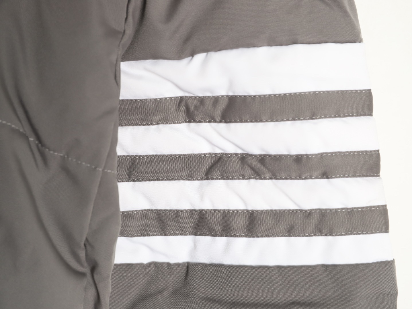 THOM BROWNE/湯姆布朗TB 四槓小狗長款羽絨服
採用進口90鴨絨填充 內外里加雙層內膽不會跑毛 高密度防風抗寒功能性面料 手感柔軟舒適  工藝更是精湛 嚴防鑽絨 採用國際先進的真空充絨技術 增加空氣隔層 不損傷羽線 能保持羽原有的柔軟性、彈性及手感 將羽絨的保暖性發揮到最佳！
N Size：S-M