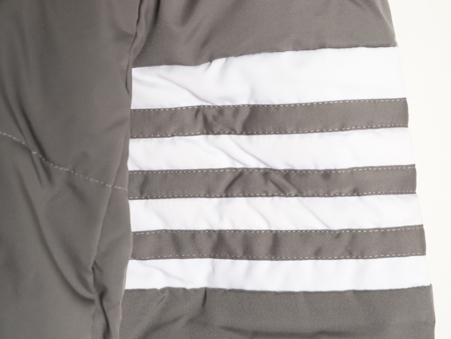 THOM BROWNE/湯姆布朗TB 四槓小狗長款羽絨服
採用進口90鴨絨填充 內外里加雙層內膽不會跑毛 高密度防風抗寒功能性面料 手感柔軟舒適  工藝更是精湛 嚴防鑽絨 採用國際先進的真空充絨技術 增加空氣隔層 不損傷羽線 能保持羽原有的柔軟性、彈性及手感 將羽絨的保暖性發揮到最佳！
N Size：S-M