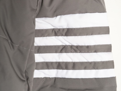 THOM BROWNE/湯姆布朗TB 四槓小狗長款羽絨服
採用進口90鴨絨填充 內外里加雙層內膽不會跑毛 高密度防風抗寒功能性面料 手感柔軟舒適  工藝更是精湛 嚴防鑽絨 採用國際先進的真空充絨技術 增加空氣隔層 不損傷羽線 能保持羽原有的柔軟性、彈性及手感 將羽絨的保暖性發揮到最佳！
N Size：S-M