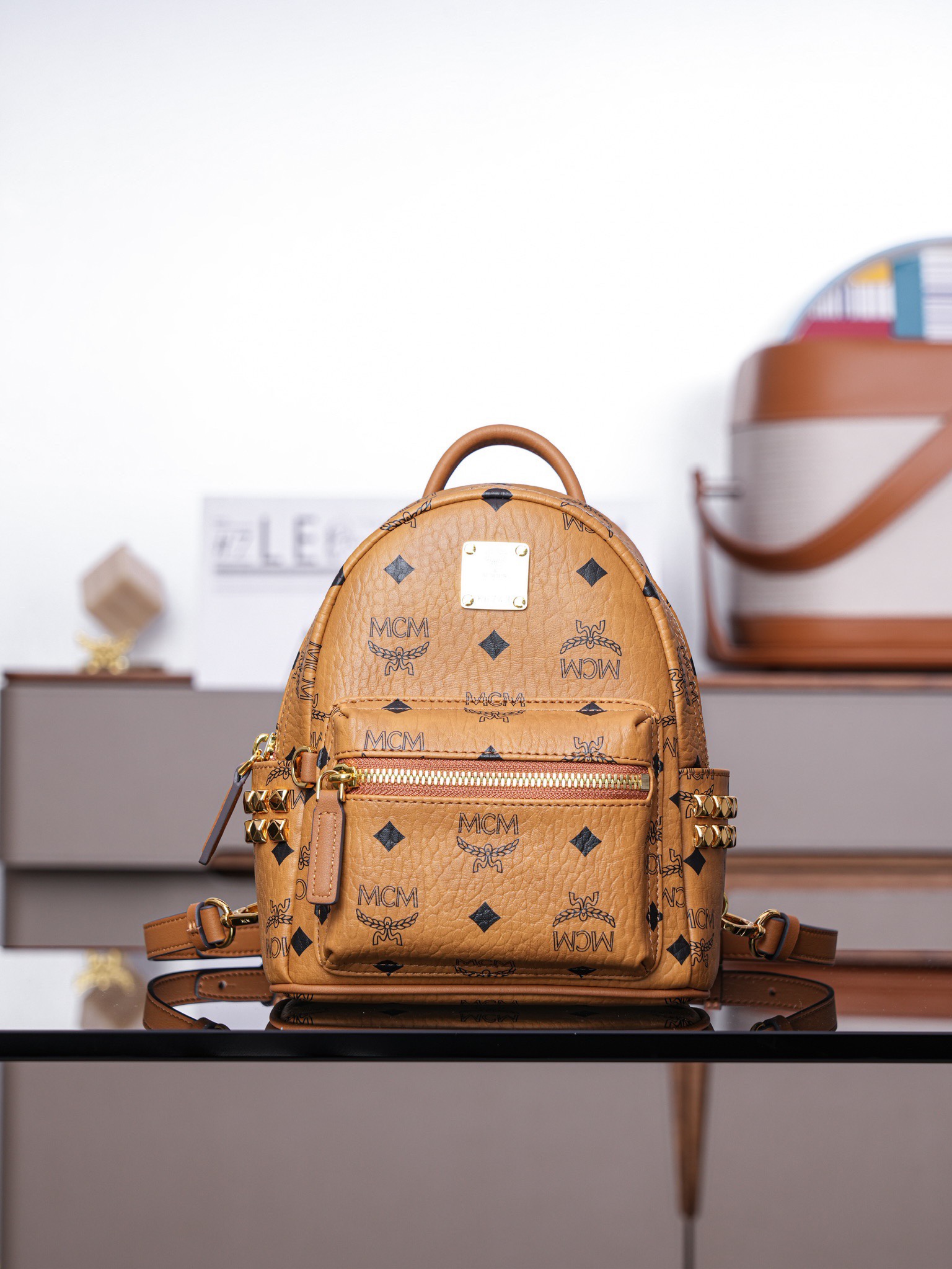 𝙈𝘾𝙈 𝙎𝙩𝙖𝙧𝙠 𝘽𝙚𝙗𝙚 𝘽𝙤𝙤 𝙓-𝙈𝙞𝙣𝙞
超迷你干邑色#双肩包

·CP独家出品｜干邑色
这款迷你Stark Visetos双肩背包饰有铆钉细节。
经典Stark双肩背包由经典Visetos制成，饰以豪华的Nappa皮革饰边及前卫感十足的铆钉细节。

型号：MMK6SVE92CO001
尺寸：21*10*17.5cm
肩带：32.5-124cm/可调节
颜色：干邑色/Cognac🟫