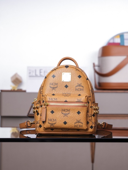 𝙈𝘾𝙈 𝙎𝙩𝙖𝙧𝙠 𝘽𝙚𝙗𝙚 𝘽𝙤𝙤 𝙓-𝙈𝙞𝙣𝙞
超迷你干邑色#双肩包

·CP独家出品｜干邑色
这款迷你Stark Visetos双肩背包饰有铆钉细节。
经典Stark双肩背包由经典Visetos制成，饰以豪华的Nappa皮革饰边及前卫感十足的铆钉细节。

型号：MMK6SVE92CO001
尺寸：21*10*17.5cm
肩带：32.5-124cm/可调节
颜色：干邑色/Cognac🟫