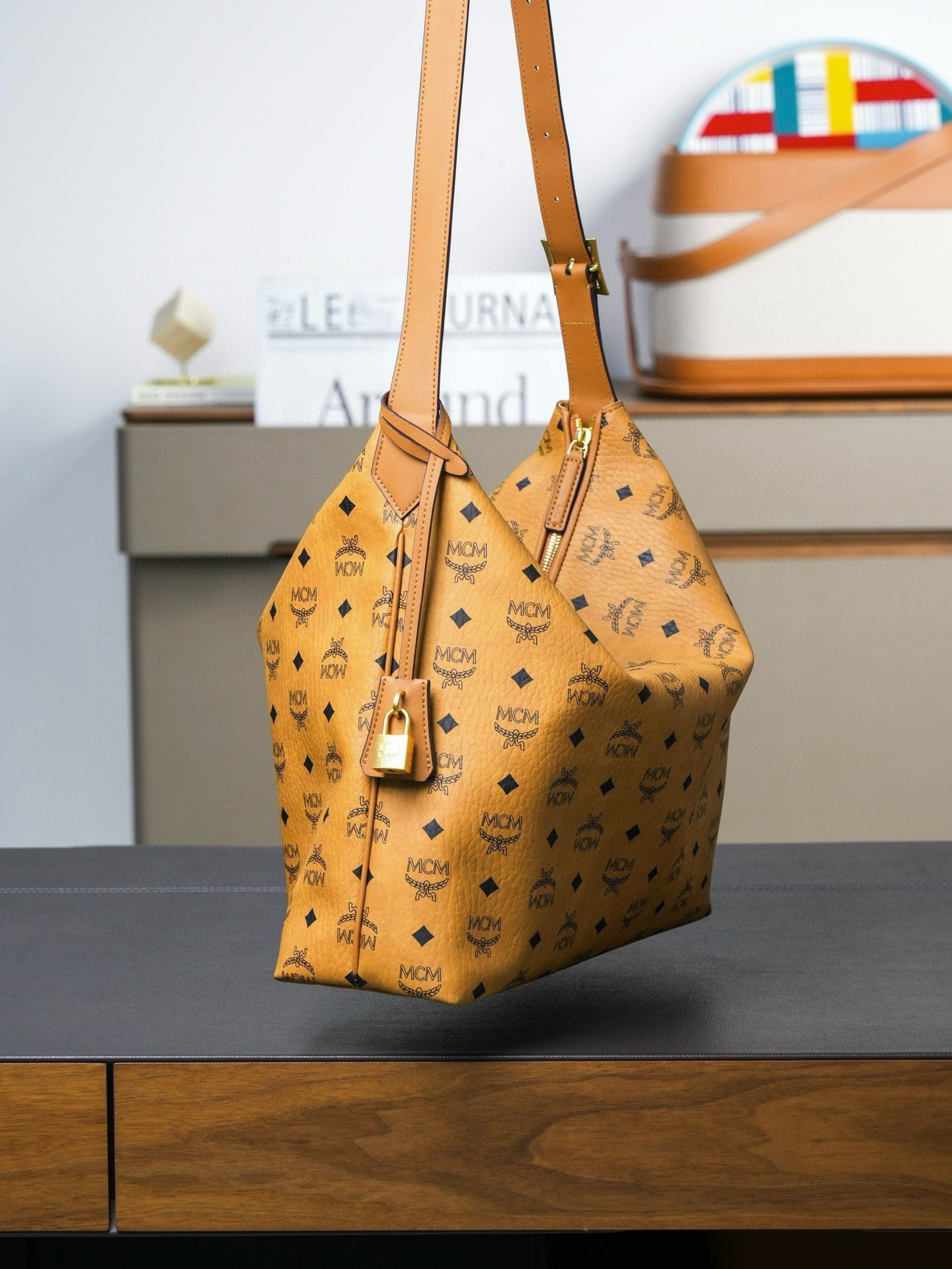 ®新品上市®官網同步
𝙈𝘾𝙈 𝘼𝙧𝙚𝙣 𝙃𝙤𝙗𝙤🆕新款
乾邑色大號#肩背包

·CP獨家出品｜乾邑色
這款Visetos Hobo包採用可調節皮革肩帶設計，並飾有帶掛鎖的皮革吊牌。
這款單品對經典的休閒款式進行了現代風的全新演繹，在柔軟與挺闊之間取得了理想的平衡。這款大號Aren Hobo肩背包採用了傳統MCM行李箱的設計元素，包括一個可拆卸皮革吊牌及雕花Logo掛鎖，達到錦上添花的效果。
