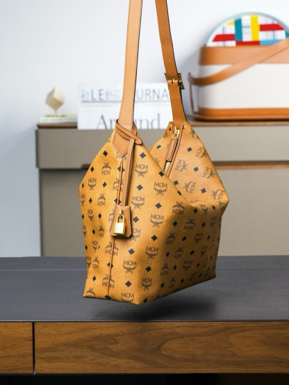 ®新品上市®官網同步
𝙈𝘾𝙈 𝘼𝙧𝙚𝙣 𝙃𝙤𝙗𝙤🆕新款
乾邑色大號#肩背包

·CP獨家出品｜乾邑色
這款Visetos Hobo包採用可調節皮革肩帶設計，並飾有帶掛鎖的皮革吊牌。
這款單品對經典的休閒款式進行了現代風的全新演繹，在柔軟與挺闊之間取得了理想的平衡。這款大號Aren Hobo肩背包採用了傳統MCM行李箱的設計元素，包括一個可拆卸皮革吊牌及雕花Logo掛鎖，達到錦上添花的效果。
