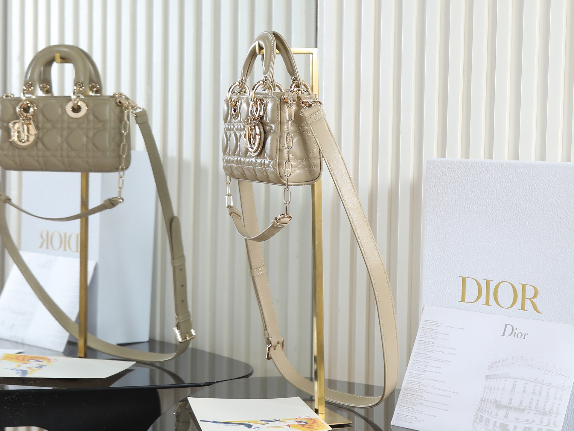 原廠級 奶茶色 迷你尺寸
𝗗𝗶𝗼𝗿 𝗗-𝗝𝗼𝘆 𝗯𝗮𝗴羊皮2025款新款
時尚果然就是輪回，回歸了一把中古戴妃
長方包形，短鏈條➕細長肩帶直接封神！！
復古時髦感超強，真是什麼場合都可以把住
絕對是lady中的天花板了，強勢出圈啦姐妹們
款號：0636
尺寸：19x10.5x5.5cm
