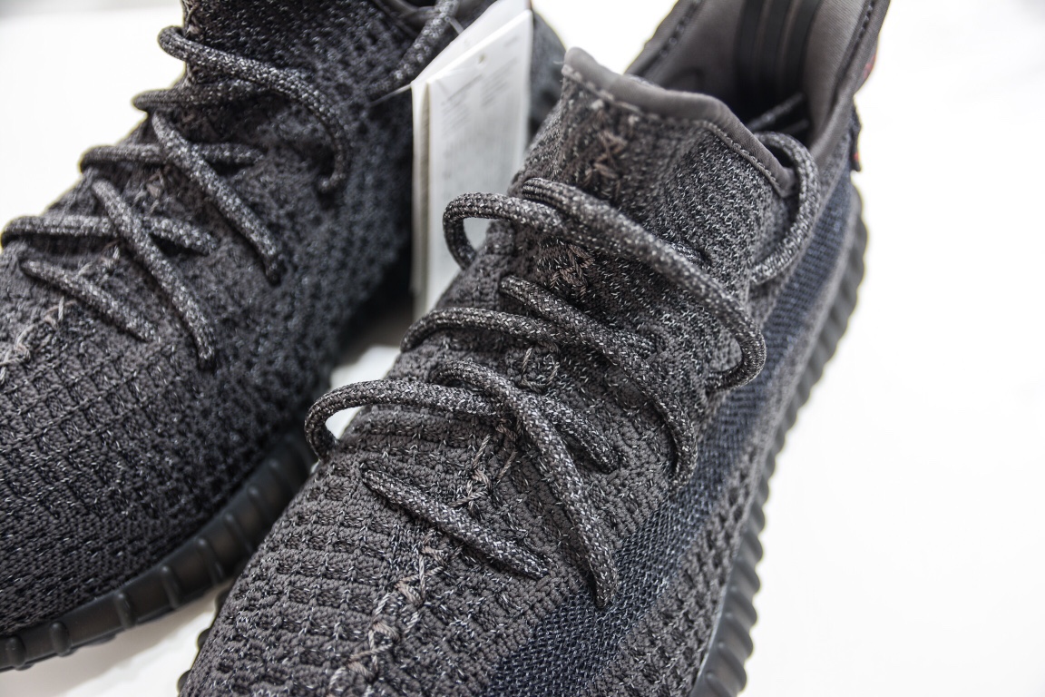 

【顶级版本】Adidas Yeezy Boost 350V2 黑满天星
  市面做好的版本 品控细节无敌 
上脚踩屎感无敌 夏季鞋柜主力👏

货号：FU9007
尺码：36 36 36.5 37 38 38.5 39 40 40.5 41 42 42.5 43 44 44.5 45 46 46.5 47 48