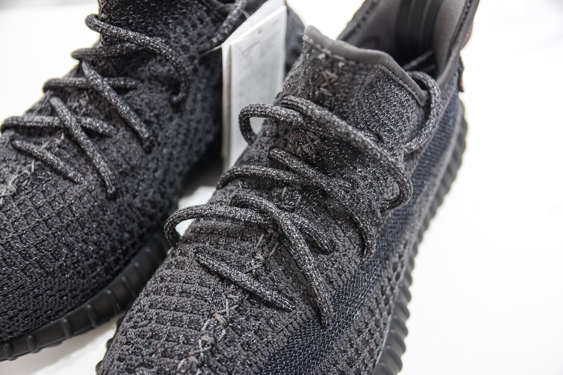 

【顶级版本】Adidas Yeezy Boost 350V2 黑满天星
  市面做好的版本 品控细节无敌 
上脚踩屎感无敌 夏季鞋柜主力👏

货号：FU9007
尺码：36 36 36.5 37 38 38.5 39 40 40.5 41 42 42.5 43 44 44.5 45 46 46.5 47 48