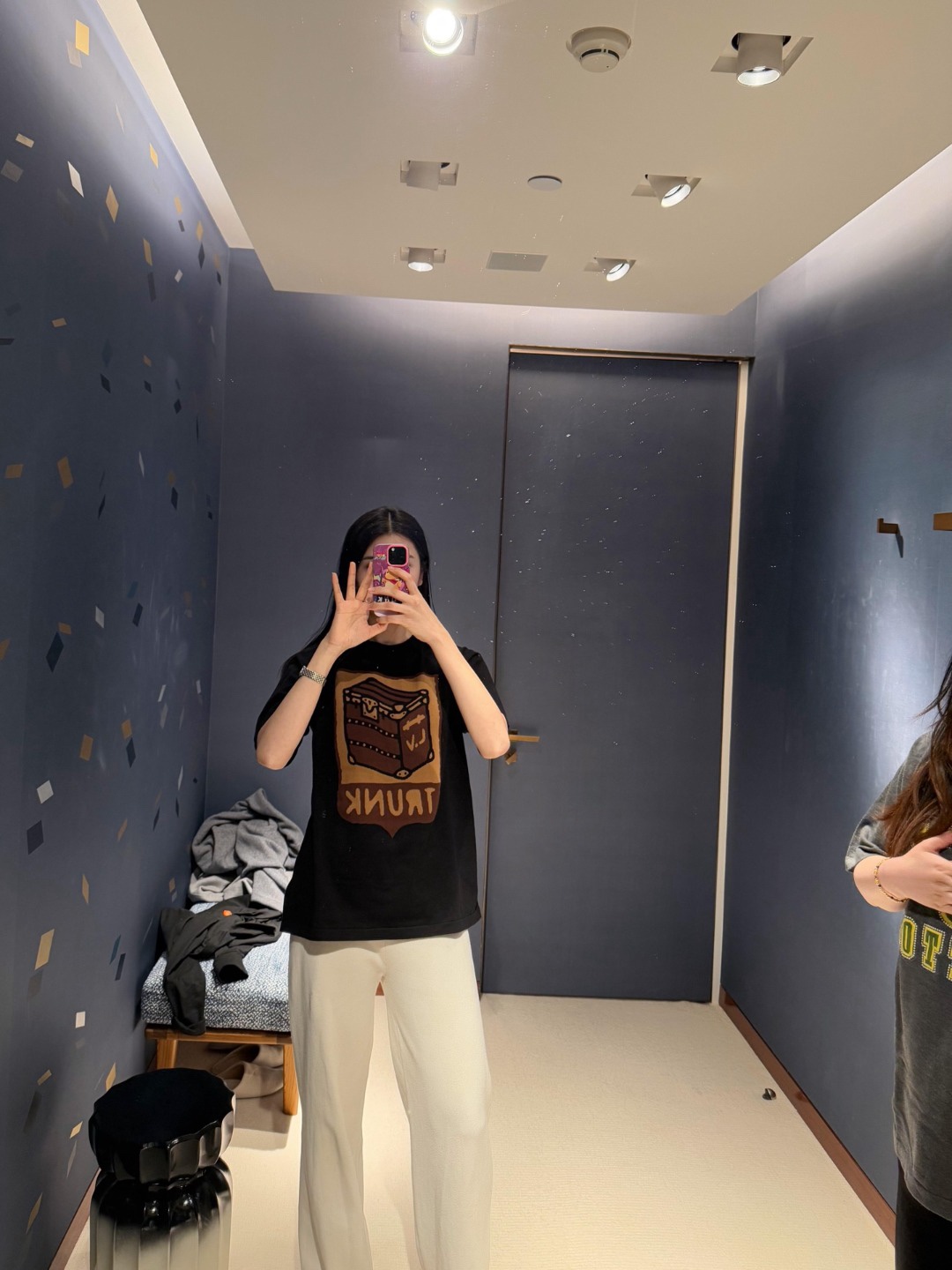 🔝LOUIS VUITTON LV 皮箱幾何圖針織短袖T恤
定織雲柔密紡棉針織料，嵌花提花織法，精細編織不僅確保了圖案的清晰度，還大大增強了織物的耐用性，成衣洗水加軟去味工藝，通過專業的洗滌設備和特定的洗滌劑，對衣物進行深度清潔和去味處理，改善衣物的手感和外觀，寬松版型
B Size：S-XL