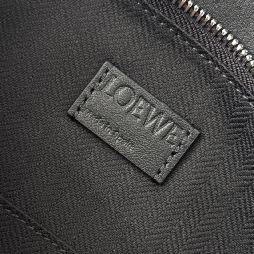 L⊚℮w℮🌟新款🆕小號經典牛皮革Fringe Puzzle手袋
Puzzle 以別具一格的幾何線條勾勒長方體造型*此小號版本採用經典牛皮革製成，搭配手工打結流蘇裝飾。手袋為新春系列作品。小號Puzzle可以容納例如一隻大號錢包，所有尺寸的手機和太陽鏡，肩背或斜挎*手拿或頂部提手攜帶*肩帶可調節，可拆卸*一個內部插袋和一個外部後方拉鍊口袋*拉鍊開合帶牛皮革拉鍊頭*人字紋棉質帆布襯里Anagram 壓紋🌟
size:24*10.5*16CM
型號：062611（配全套包裝）