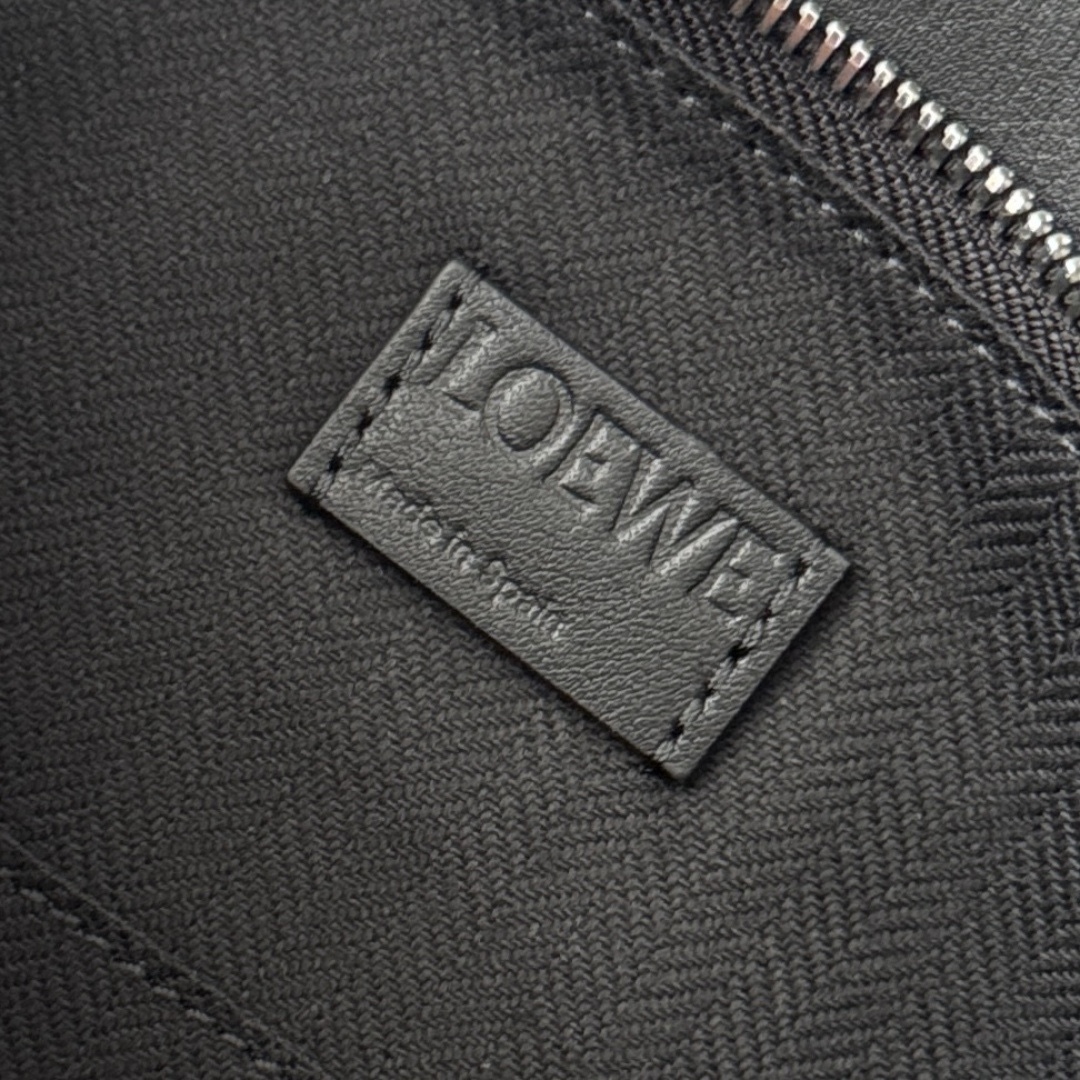 L⊚℮w℮🌟新款🆕小號經典牛皮革Fringe Puzzle手袋
Puzzle 以別具一格的幾何線條勾勒長方體造型*此小號版本採用經典牛皮革製成，搭配手工打結流蘇裝飾。手袋為新春系列作品。小號Puzzle可以容納例如一隻大號錢包，所有尺寸的手機和太陽鏡，肩背或斜挎*手拿或頂部提手攜帶*肩帶可調節，可拆卸*一個內部插袋和一個外部後方拉鍊口袋*拉鍊開合帶牛皮革拉鍊頭*人字紋棉質帆布襯里Anagram 壓紋🌟
size:24*10.5*16CM
型號：062611（配全套包裝）