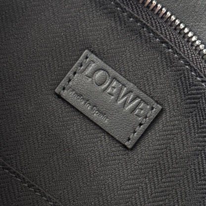 L⊚℮w℮🌟新款🆕小號經典牛皮革Fringe Puzzle手袋
Puzzle 以別具一格的幾何線條勾勒長方體造型*此小號版本採用經典牛皮革製成，搭配手工打結流蘇裝飾。手袋為新春系列作品。小號Puzzle可以容納例如一隻大號錢包，所有尺寸的手機和太陽鏡，肩背或斜挎*手拿或頂部提手攜帶*肩帶可調節，可拆卸*一個內部插袋和一個外部後方拉鍊口袋*拉鍊開合帶牛皮革拉鍊頭*人字紋棉質帆布襯里Anagram 壓紋🌟
size:24*10.5*16CM
型號：062611（配全套包裝）