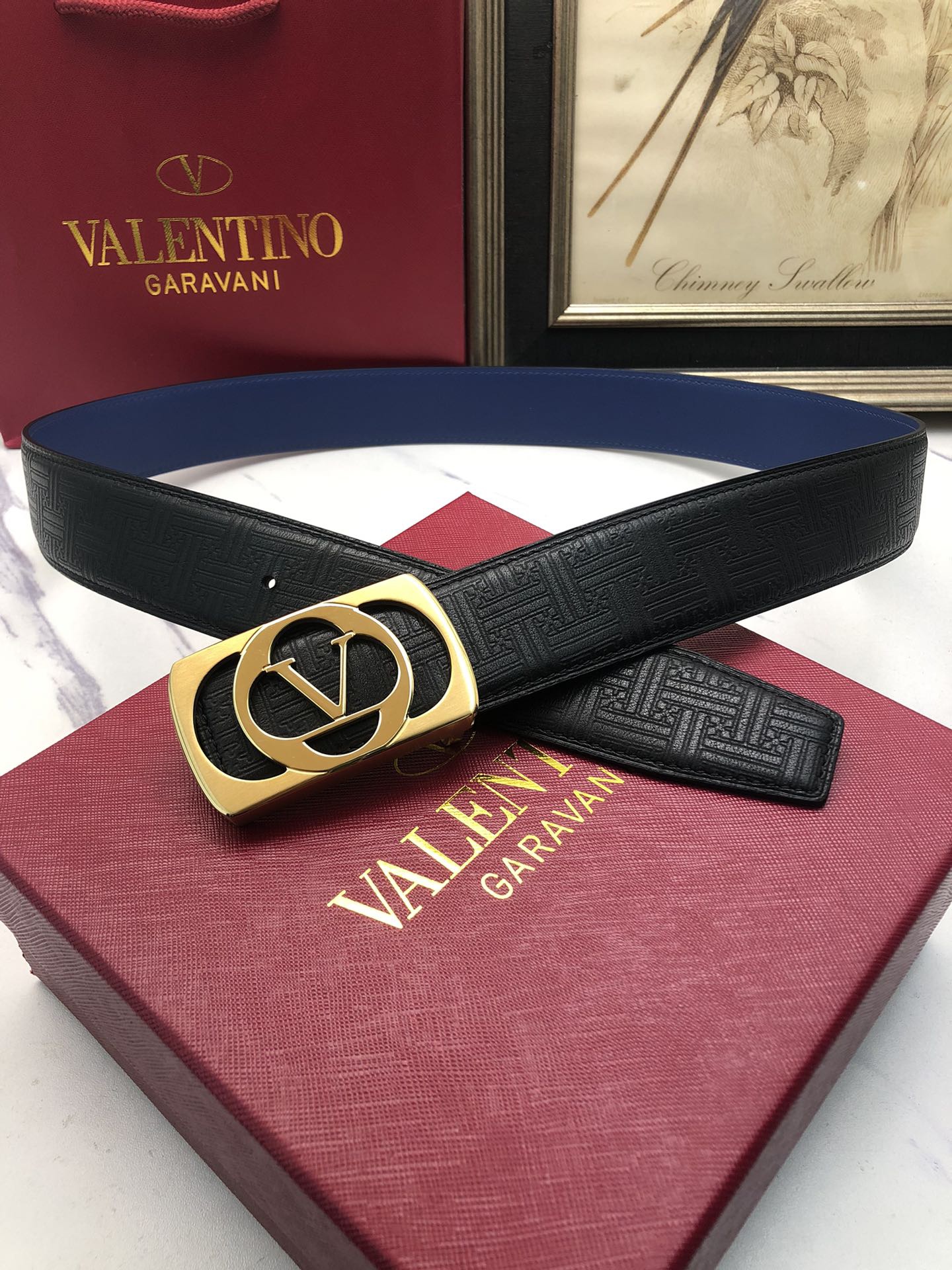 華倫天奴：原單頭層小牛皮燙印花紋，內襯頭層牛皮底，營造織紋外觀。飾以標誌原單扣。專櫃寬度4.0