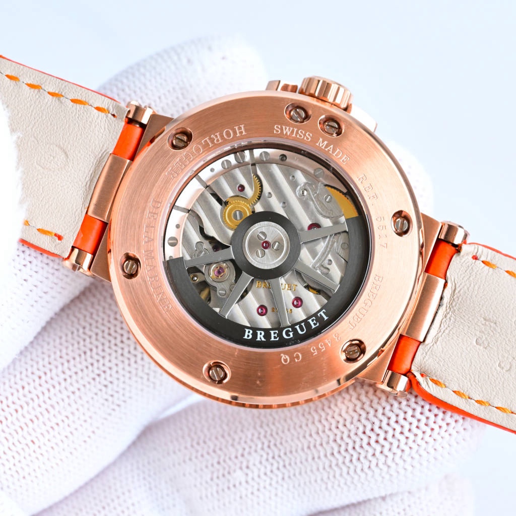 CF新品發佈會，寶璣-Breguet
航海MARINE航海系列5517款腕表，航海天文鐘的起源作品，“時計本是兵家利器”說的就是這款腕表，鐘錶界的巨作。工廠全面抄寫原裝數據，98%還原殼型字面，彰顯原裝優雅硬朗的氣質，原裝同款777A自動機械機芯，鐫刻獨立編號與寶璣先生簽名。直徑40毫米。正反均為藍寶石防刮玻璃，旋入式防水錶冠。實測防水深度100米。搭配飾有太陽放射紋錶盤，配裝進口鰐魚皮錶帶，以零頭的價格給您帶來原裝超值體驗。