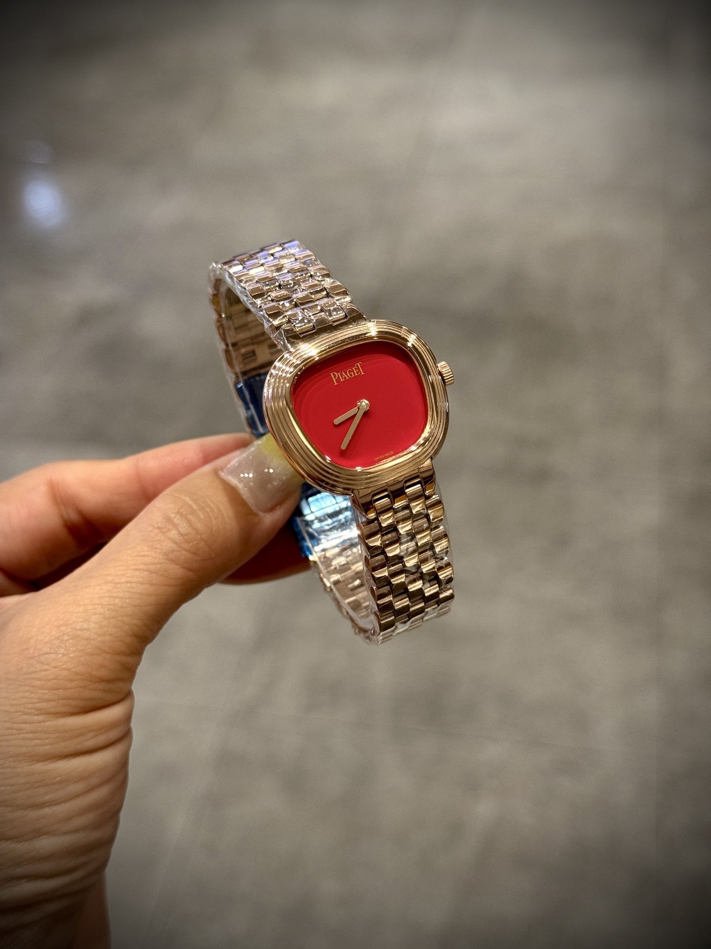 A8 factory•伯爵全新腕表 ﻿ #PiagetSixtie鎏金悅影系列 ﻿ 在瑞士鐘錶展「鐘錶與奇跡」閃亮登場！這款腕表游走於非凡制表工藝與黃金工藝之間，簡直是時尚與藝術的完美結合。Sixtie腕表採用獨特的梯形設計，重新詮釋1960年代末大膽華麗的風格，展現出獨特的魅力與優雅。
✨Sixtie系列腕表
✨直徑29毫米,
✨CNC數控雕刻精鋼梯形表殼
✨專櫃同步超薄厚度僅僅7mm
✨銀色太陽緞面打磨錶盤
✨316L精鋼錶鏈,搭載伯爵進口石英機芯  
認准A8出品！必屬精品！大廠品質！歡迎轉載！