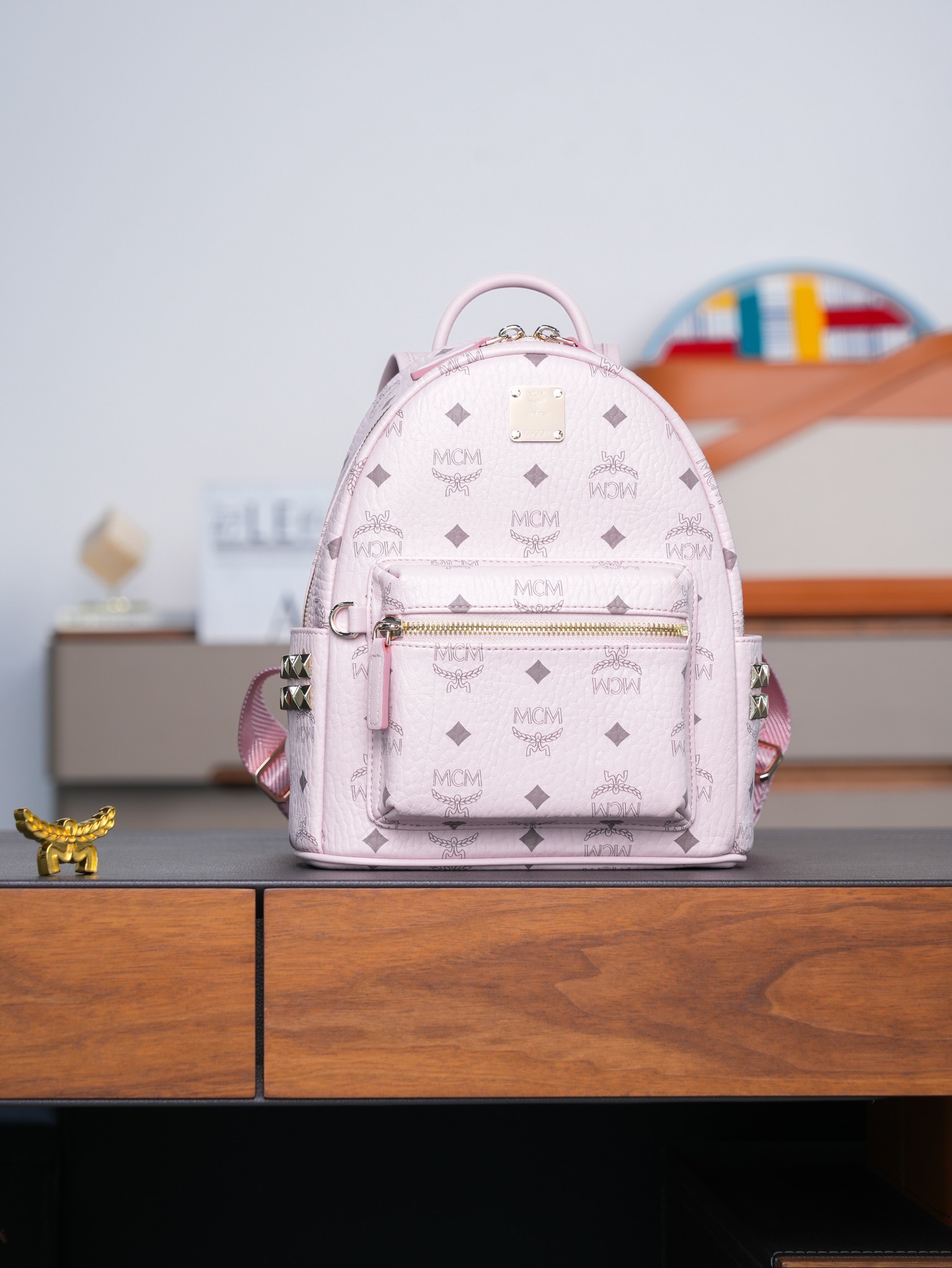 𝙈𝘾𝙈 𝙎𝙩𝙖𝙧𝙠 𝙎𝙞𝙙𝙚 𝙎𝙩𝙪𝙙𝙨𝘽𝙖𝙘𝙠𝙥𝙖𝙘𝙠 𝙞𝙣 𝙑𝙞𝙨𝙚𝙩𝙤𝙨
轻雾粉迷你号#铆钉双肩背包

新升级最高版本
·CP独家出品®️轻雾粉色
这款Visetos经典花纹人造革双肩背包采用金字塔形铆钉装饰及天然皮革饰边设计。
这款迷你Stark双肩包堪称便携包袋中的杰作，完美诠释了环球旅行者无拘无束的精神境界。包袋采用粉色Visetos人造革及皮革制成，因以精致方式收纳小型电子产品及配件而广为人知。多