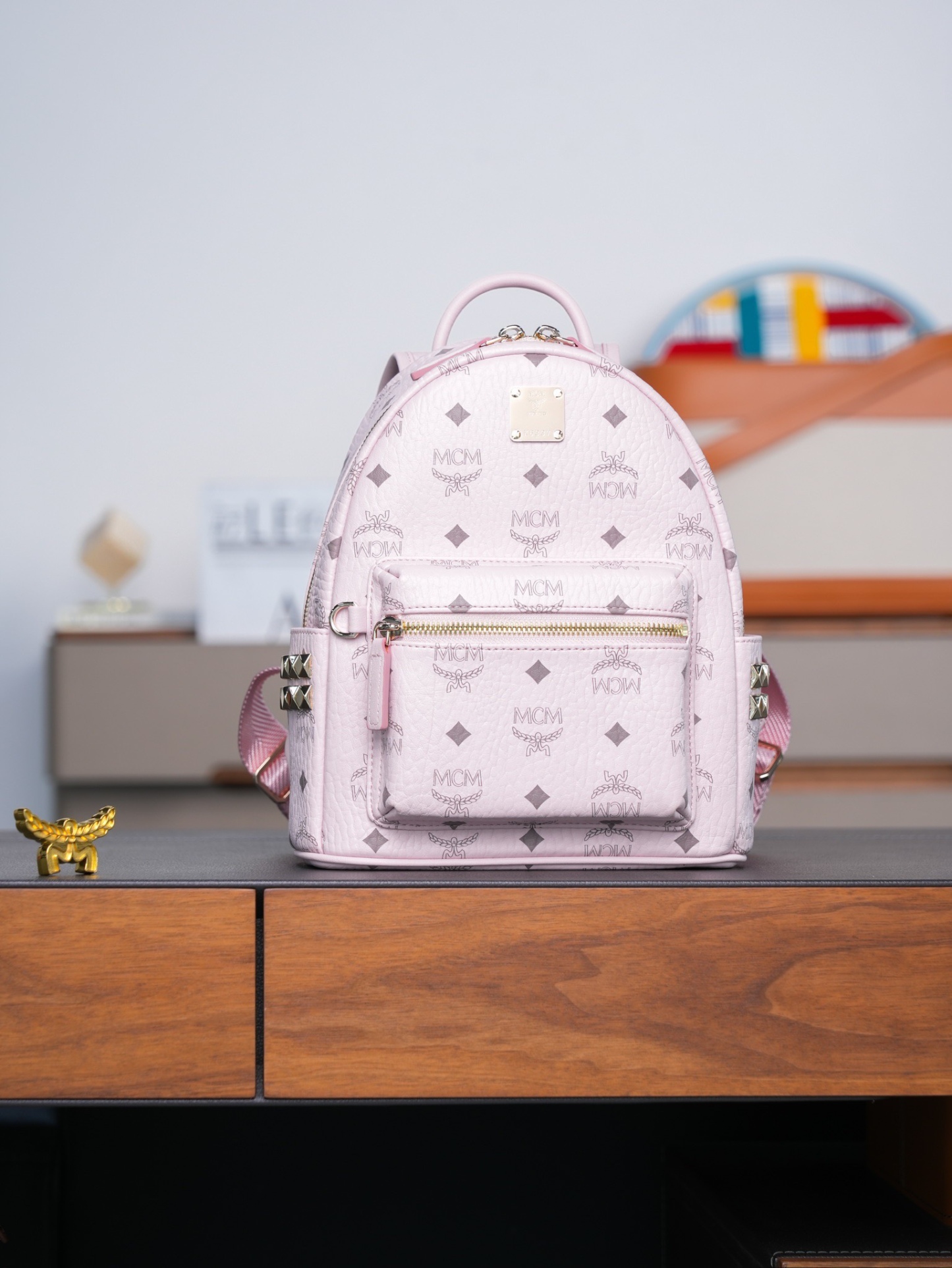 𝙈𝘾𝙈 𝙎𝙩𝙖𝙧𝙠 𝙎𝙞𝙙𝙚 𝙎𝙩𝙪𝙙𝙨𝘽𝙖𝙘𝙠𝙥𝙖𝙘𝙠 𝙞𝙣 𝙑𝙞𝙨𝙚𝙩𝙤𝙨
轻雾粉迷你号#铆钉双肩背包

新升级最高版本
·CP独家出品®️轻雾粉色
这款Visetos经典花纹人造革双肩背包采用金字塔形铆钉装饰及天然皮革饰边设计。
这款迷你Stark双肩包堪称便携包袋中的杰作，完美诠释了环球旅行者无拘无束的精神境界。包袋采用粉色Visetos人造革及皮革制成，因以精致方式收纳小型电子产品及配件而广为人知。多