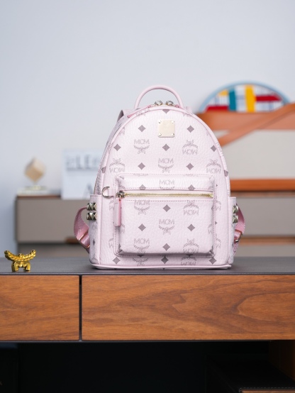 𝙈𝘾𝙈 𝙎𝙩𝙖𝙧𝙠 𝙎𝙞𝙙𝙚 𝙎𝙩𝙪𝙙𝙨𝘽𝙖𝙘𝙠𝙥𝙖𝙘𝙠 𝙞𝙣 𝙑𝙞𝙨𝙚𝙩𝙤𝙨
轻雾粉迷你号#铆钉双肩背包

新升级最高版本
·CP独家出品®️轻雾粉色
这款Visetos经典花纹人造革双肩背包采用金字塔形铆钉装饰及天然皮革饰边设计。
这款迷你Stark双肩包堪称便携包袋中的杰作，完美诠释了环球旅行者无拘无束的精神境界。包袋采用粉色Visetos人造革及皮革制成，因以精致方式收纳小型电子产品及配件而广为人知。多