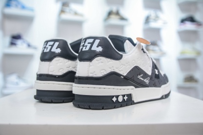 Louis Vuitton Trainer lv時裝走秀運動鞋 
尺碼：39 40 41 42 43 44 45 46