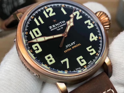 XF真力時飛行員大飛：29.2430.679/21.C753青銅男士腕表，純青銅表殼，2824瑞士機械機芯，瘋馬皮錶帶。振頻：28800每小時振蕩次數，表徑：45毫米