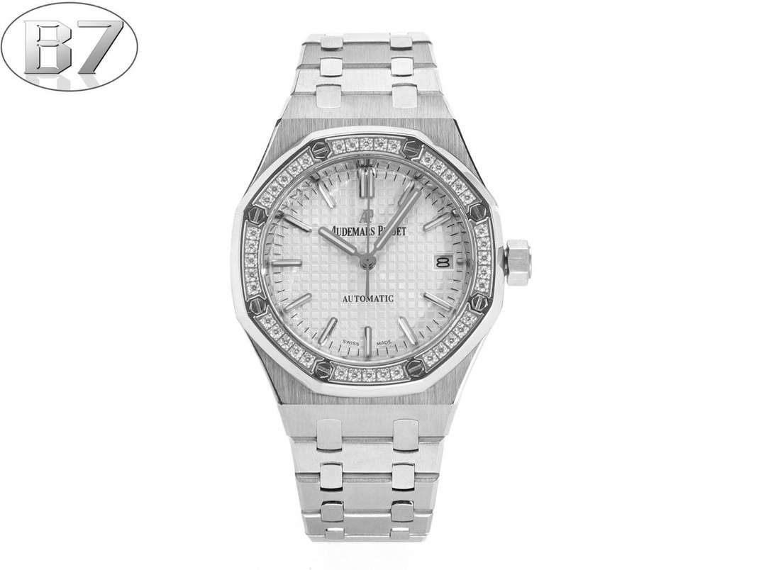 B7  Factory
AP愛彼 女款愛彼皇家橡樹 剔除機芯甲板多餘部分，使之變得更加鏤空——成就鋼表巔峰—— 實力演繹 衛冕“鋼”王！【6大精妙之處】1.正品拆解開模，尺寸為37毫米與正品一致！2.完美還原正品表殼的每一處細節，盡顯正品“稜角分明 堅毅果敢”的陽剛氣質。3.鋼帶的做工無可挑剔，比市面上任何鋼帶表做工均要更上一層樓，鋼帶頭粒和表頭銜接的“緩衝帶”的鬆緊程度與正品一模一樣。4.自動陀的與原裝致敬，是市面唯一做到顏色於原裝一致的版本（市面一般版本均偏紅）其上的ap族徽雕刻獨一無二。