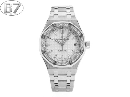 B7  Factory
AP愛彼 女款愛彼皇家橡樹 剔除機芯甲板多餘部分，使之變得更加鏤空——成就鋼表巔峰—— 實力演繹 衛冕“鋼”王！【6大精妙之處】1.正品拆解開模，尺寸為37毫米與正品一致！2.完美還原正品表殼的每一處細節，盡顯正品“稜角分明 堅毅果敢”的陽剛氣質。3.鋼帶的做工無可挑剔，比市面上任何鋼帶表做工均要更上一層樓，鋼帶頭粒和表頭銜接的“緩衝帶”的鬆緊程度與正品一模一樣。4.自動陀的與原裝致敬，是市面唯一做到顏色於原裝一致的版本（市面一般版本均偏紅）其上的ap族徽雕刻獨一無二。