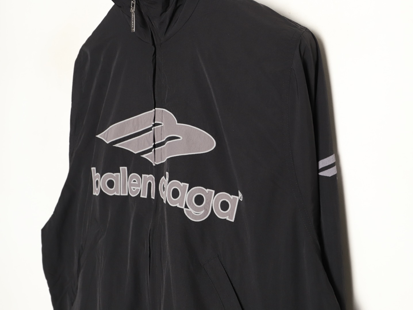 🔝Balenciaga 巴黎世家 26SS 3M徽章衝鋒衣夾克外套
Football系列夾克 黑色主調+灰色Logo刺繡 緞面材質自帶光澤 oversize版型超顯瘦 立領設計利落有型 袖口和下擺細節豐富 左下角“88”數字+品牌元素 辨識度超高 日常街頭、暗黑風都能輕鬆駕馭 搭配同系列衛衣或褲子 酷感造型輕鬆get
尺碼：XS-L