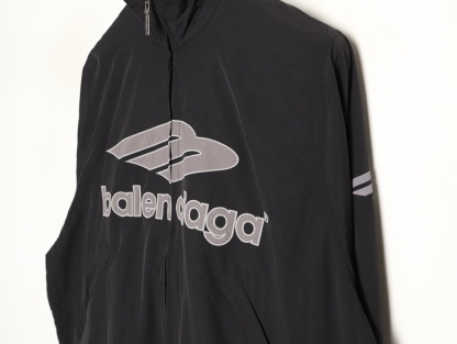 🔝Balenciaga 巴黎世家 26SS 3M徽章衝鋒衣夾克外套
Football系列夾克 黑色主調+灰色Logo刺繡 緞面材質自帶光澤 oversize版型超顯瘦 立領設計利落有型 袖口和下擺細節豐富 左下角“88”數字+品牌元素 辨識度超高 日常街頭、暗黑風都能輕鬆駕馭 搭配同系列衛衣或褲子 酷感造型輕鬆get
尺碼：XS-L