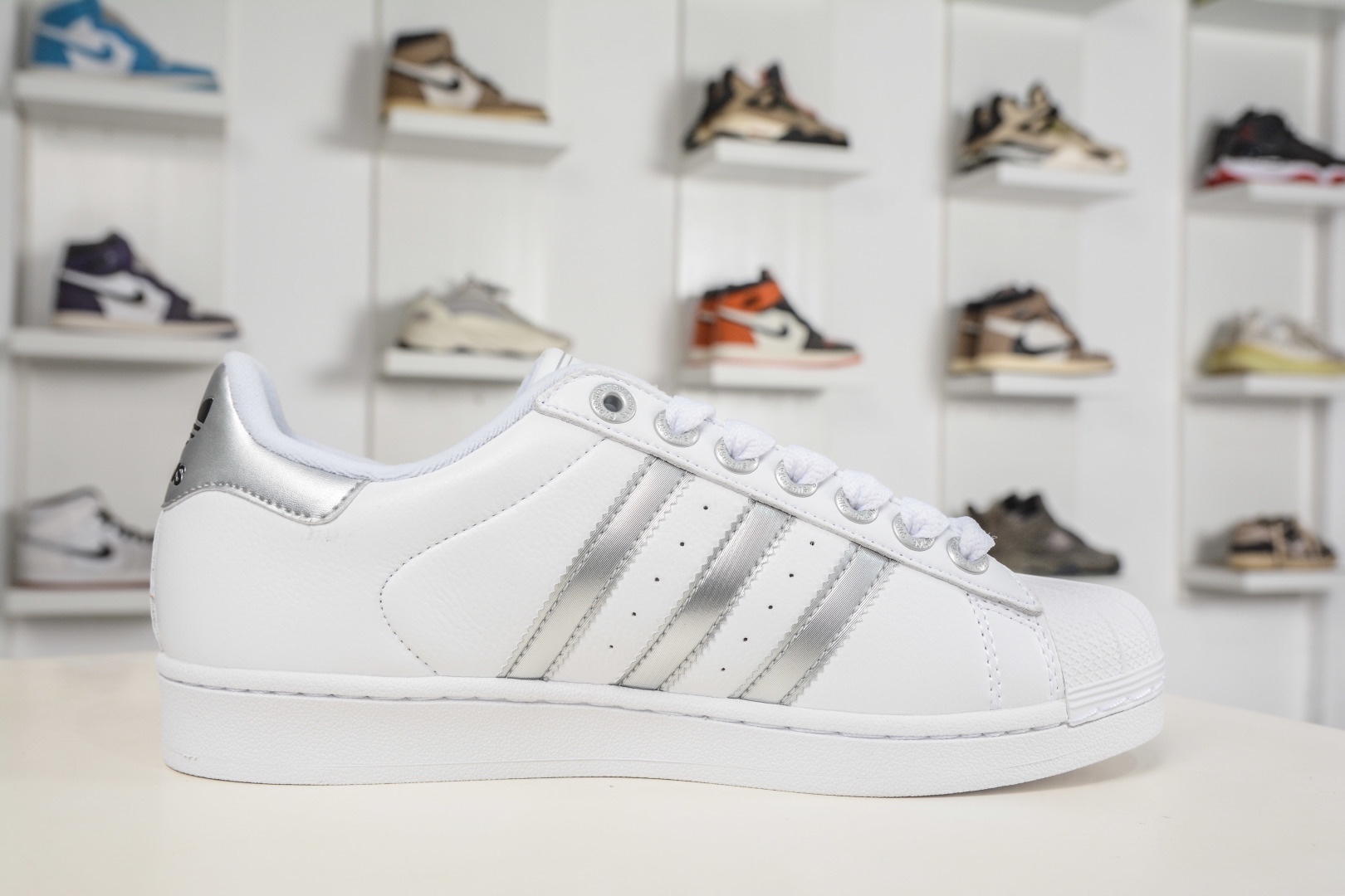 Adidas Originals Superstar 2025全新 貝殼頭
貨號:JR4233
尺碼:35 36 36.5 37.5 38 38.5 39 40 40.5 41 42 42.5 43 44 44.5 45